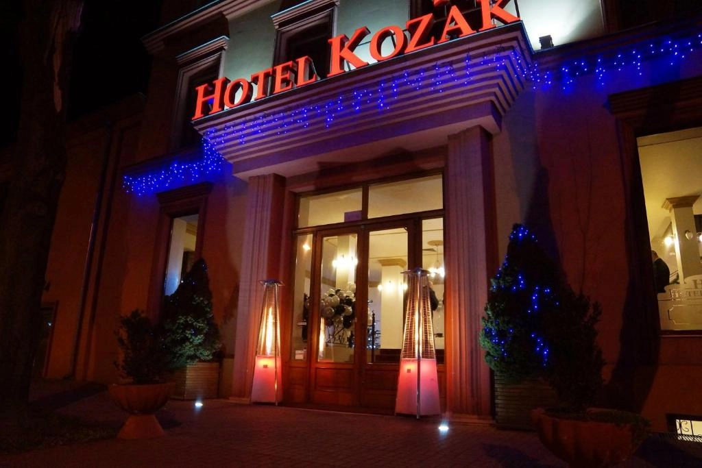 Hotel Kozak - wejście do hotelu wieczorem